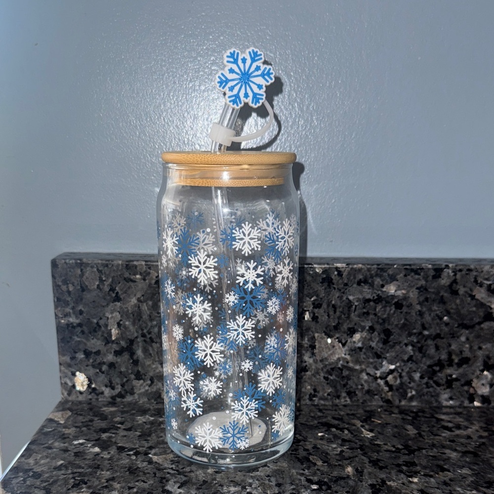 Snowflake glass Tumbler 20oz with straw and topper. NWT